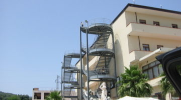 Scala esterna in acciaio per hotel in Calabria